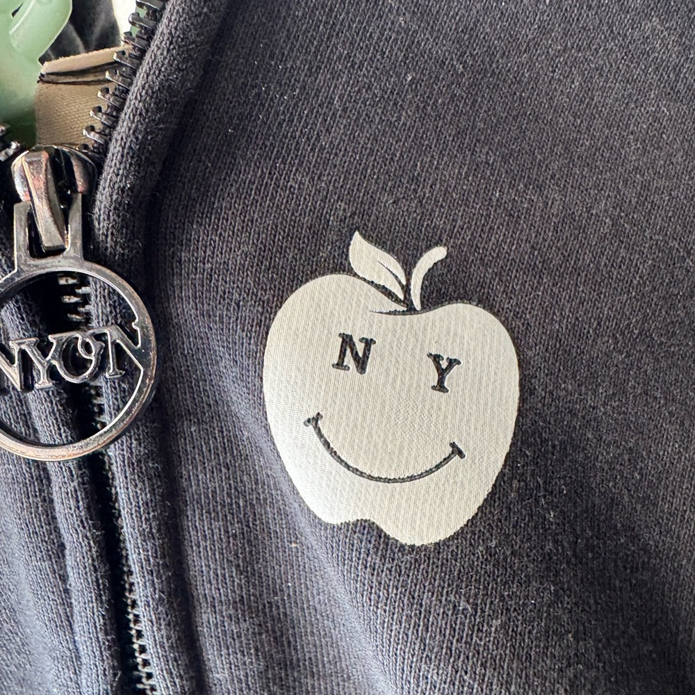 New York or Nowhere - Cozy Black Zip-Up Hoodie for Kids - Picture 2 of 8